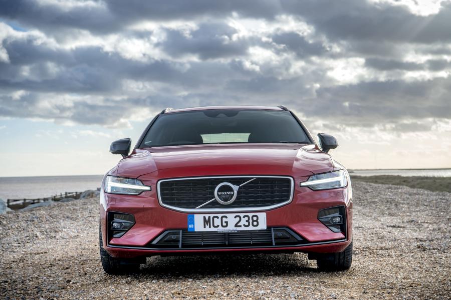  Volvo V60 T5 R-Design 2018 года  (UK) (фото 8 из 40)